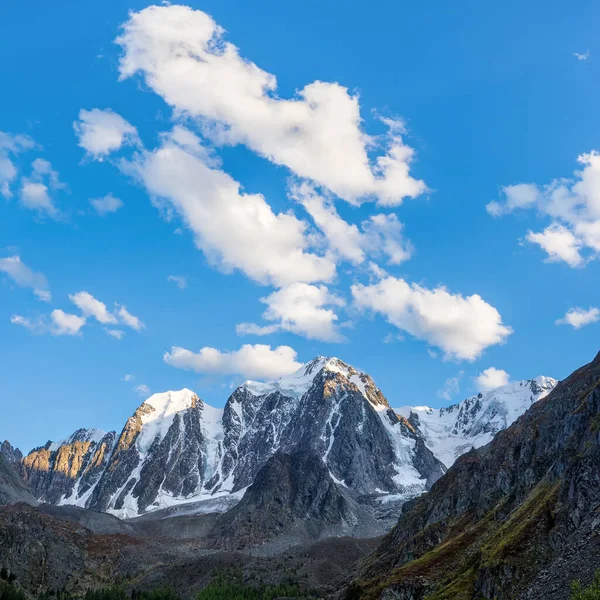 Nuvens Brancas Sobre Uma Montanha Pontas Altas Paisagem Alpina Alta — Fotografia de Stock