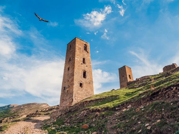 Dağıstan 'daki hayalet Goor' un enkazının ve kulelerinin güzel yaz manzarası. Popüler turizm merkezi. - Rusya. Aşağıdan görünüm.