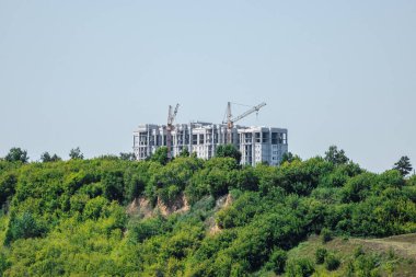 Ekolojik yeşil alanda bir ev inşa ediliyor. Modern ev yeşil bir tepenin üzerine inşa ediliyor..