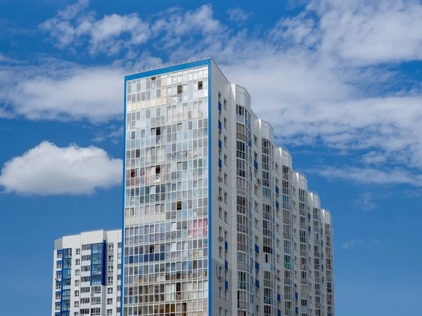 Moderne Schöne Neubauten Farbige Wand Vor Blauem Himmel Kopierraum — Stockfoto