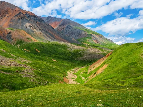 Güneş Işığında Highland Vadisi Mavi Bulutlu Gökyüzünün Altında Büyük Buzullu — Stok fotoğraf