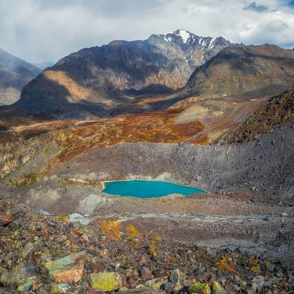 Valle Místico Montaña Con Glaciar Hermoso Paisaje Montaña Niebla Cordillera —  Fotos de Stock