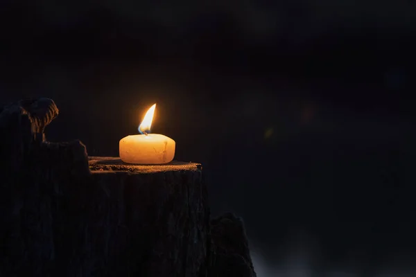 Seçici Odaklanma Gece Karanlığında Yanan Mum — Stok fotoğraf
