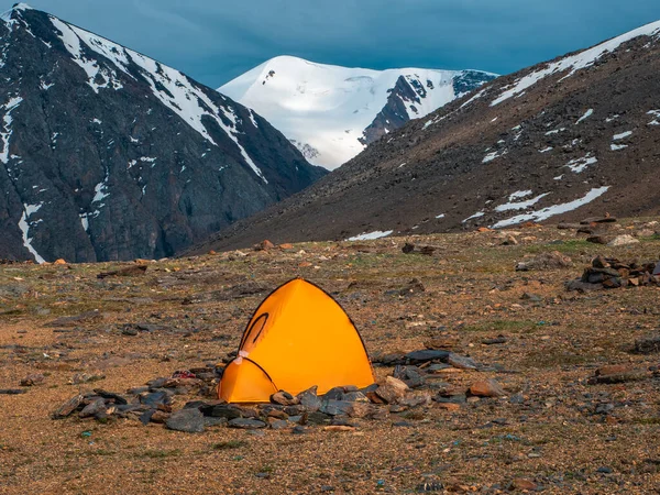 Trekking Solitario Acampar Una Meseta Rocosa Gran Altitud Tienda Amarilla — Foto de Stock