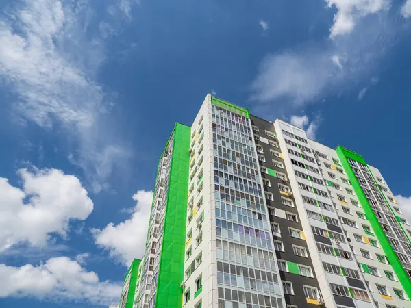 Moderne Schöne Neubauten Farbige Wand Vor Blauem Himmel Moderner Bau — Stockfoto