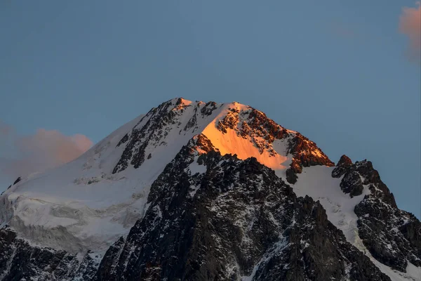 Krásná Červená Lesklá Zasněžená Střecha Atmosférická Alpská Krajina Zasněžený Hřeben — Stock fotografie