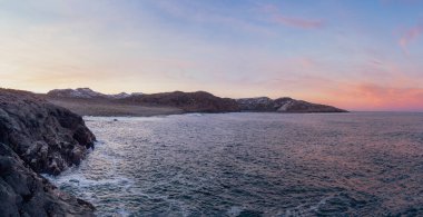 Teriberka yakınlarındaki Barents Denizi kıyısındaki inanılmaz kara çakıl taşı plajı. Panoramik manzara. Kola Yarımadası 'nda kış, Murmansk Oblastı, Rusya.