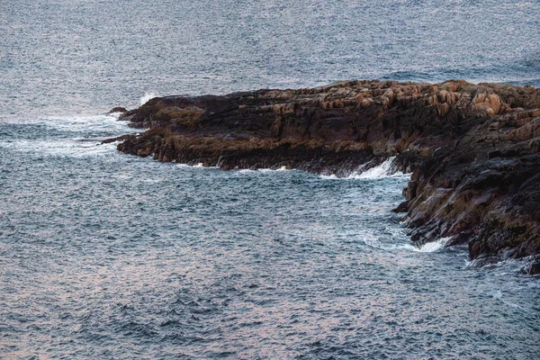 一个长长的岩石悬崖跃入大海 巴伦支海上美丽的全景山水 Teriberka — 图库照片
