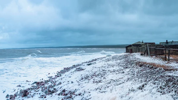 海滩上狂风暴雨的一天 广阔的全景 Kashkarantsy渔业集体农场 白色海岸上一个真实的小村庄 科拉半岛俄罗斯 — 图库照片