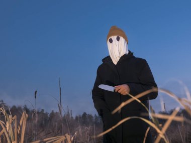 Yüzsüz katil. Yüzünde beyaz bir bez ve elinde bir bıçak olan tehlikeli bir adam. Akşamları sazlıklarda. Cadılar Bayramı.