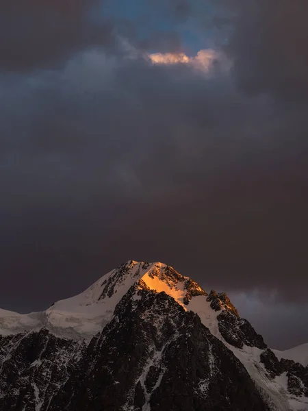 Вертикальный Горный Ландшафт Огромной Снежной Горой Освещенной Рассветом Солнца Среди — стоковое фото