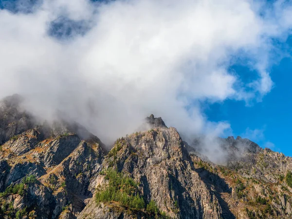 Горный Пейзаж Прекрасный Вид Живописное Ущелье Облаках Облачная Погода Природа — стоковое фото