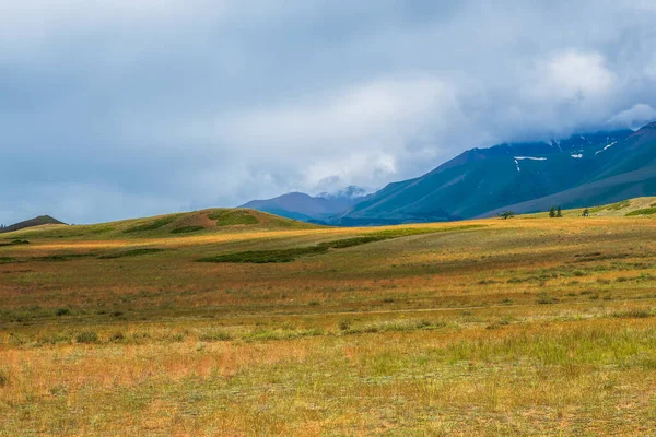 Pozadí Zemědělské Půdy Hor Podzimní Stepi Pod Zataženou Oblohou Obloha — Stock fotografie