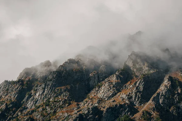 Мягкий Фокус Драматический Туман Среди Гигантских Скалистых Гор Призрачный Атмосферный — стоковое фото