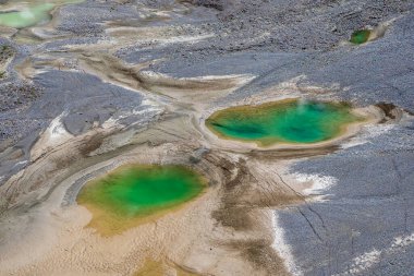 İkiz dağ gölleri olan doku. Alışılmadık, ulaşılamaz dağ gölleri. Altai, Sibirya. Hava görünümü.