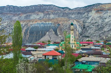 İlkbaharda otantik bir dağ köyünde cami. Şehir merkezindeki camii. Manzara ve Salta 'nın kırsal kesimi. Dağıstan.