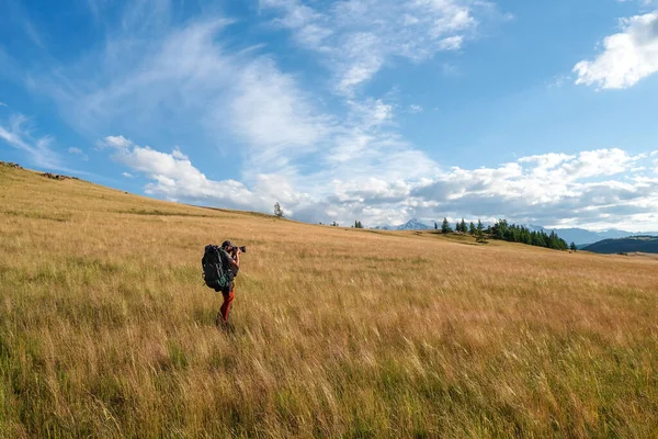 旅行摄影师拍了一张阿尔卑斯山高地的照片 索罗徒步旅行旅行自由职业者博客生活方式 概念探险旅行户外 — 图库照片