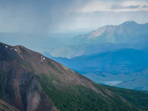 Weicher Fokus Atmosphärische Landschaft Mit Silhouetten Von Bergen Vor Blauem — Stockfoto