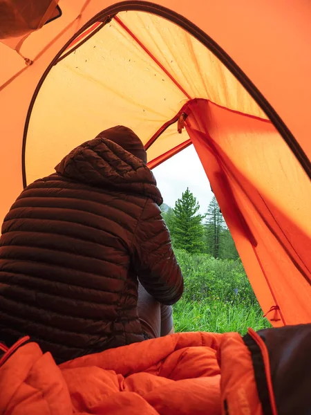 Einsamkeit Zelt Mann Sitzt Auf Dem Rücken Wanderkleidung Orangefarbenen Zelt — Stockfoto