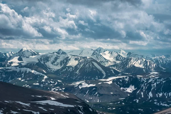 Горные Вершины Впечатляющим Небом Естественным Фоном Прекрасный Впечатляющий Пейзаж Большими — стоковое фото