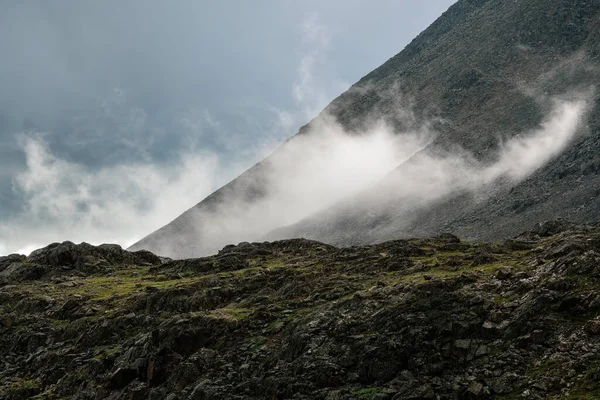 Низкие Облака Переменчивая Погода Горах Сценический Альпийский Пейзаж Серыми Низкими — стоковое фото