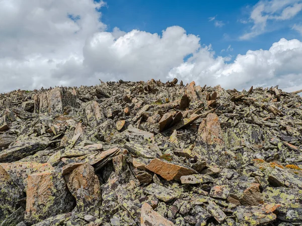 Sharp Rocks Slope Background Stone Slope Cloudy Blue Sky Highland — Stock Photo, Image