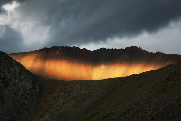 Mjukt Fokus Mystiskt Ljus Dimmiga Mörka Bergen Dramatisk Himmel Bergstoppar — Stockfoto