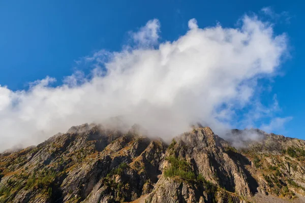 Большое Белое Облако Похожее Шапку Спустилось Вершину Горы Высотный Ландшафт — стоковое фото
