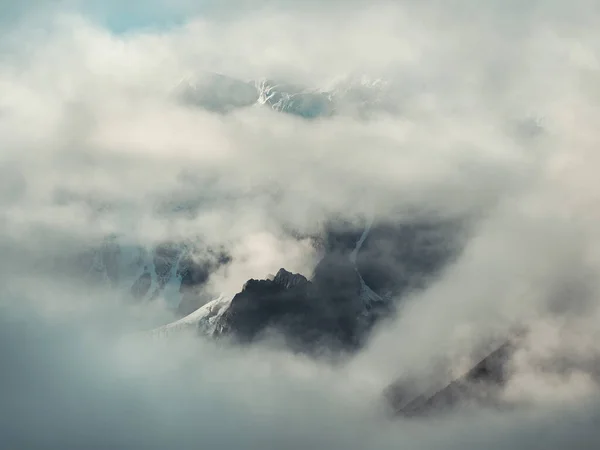 Concentrati Picchi Alta Montagna Sono Nascosti Nuvole Basse Fondo Naturale — Foto Stock