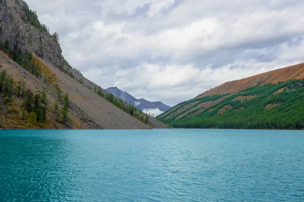Caldeira Cheia Água Azul Turquesa Antigo Lago Relictado Fundo Montanhas — Fotografia de Stock