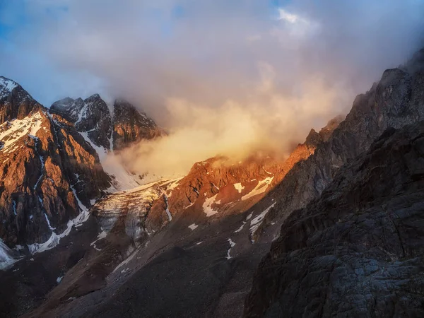 Мягкий Фокус Солнечный Свет Горах Большой Ледник Сверху Оранжевом Свете — стоковое фото