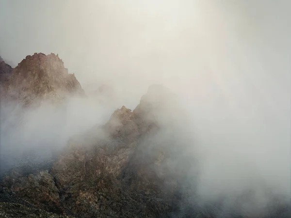 焦点を合わせて 山の中で日光 不幸の光の上に大きな氷河 低雲の中で夜明けの太陽に照らされた素晴らしい山の範囲を持つ風景山の風景 ヴィンテージカラー — ストック写真