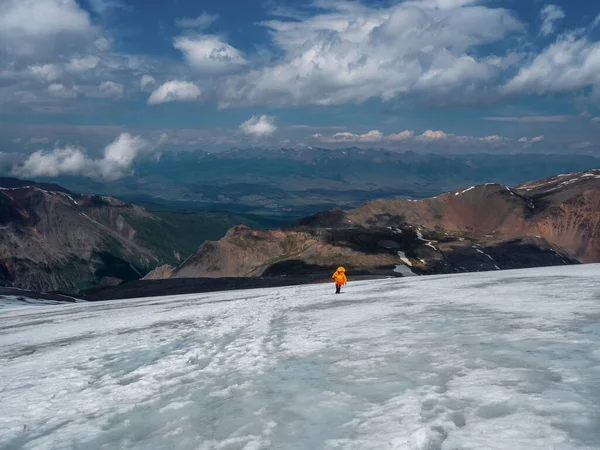Caminante Solitario Glaciar Recreación Extrema Turismo Montaña Hombre Excursionista Por — Foto de Stock