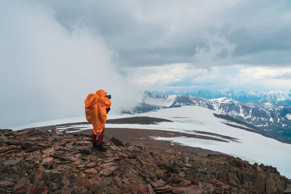 Expedição Extrema Montanhas Fotógrafo Viagem Tira Uma Foto Topo Uma — Fotografia de Stock