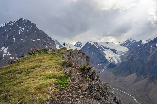 Kayalık Çıkıntının Perspektifi Uçurumun Kenarında Tehlikeli Bir Vadi Dağlarda Fotoğraf — Stok fotoğraf