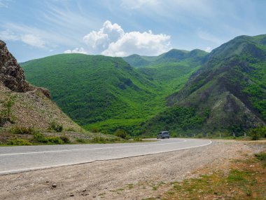 Sonbahar dağlarında güzel asfalt yollar.
