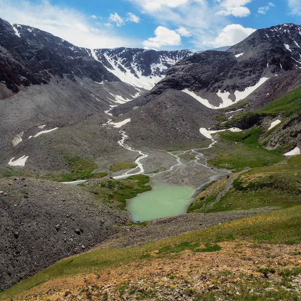 Valley Blue Lake Steep Rocky Shores Mountain Range Blue Sky — Stock Photo, Image