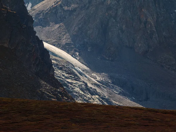 Descente Glace Dans Une Gorge Montagne Paysage Avec Une Énorme — Photo
