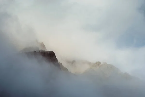 Мягкий Фокус Край Скалы Едва Различим Низких Облаков Густого Тумана — стоковое фото