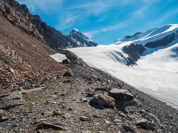 Mały Szlak Turystyczny Wzdłuż Grzbietu Górskiego Kolorowy Słoneczny Krajobraz Klifem — Zdjęcie stockowe