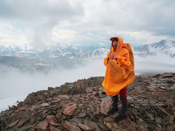 Turista Cansado Uma Capa Chuva Amarela Topo Uma Montanha Olha — Fotografia de Stock