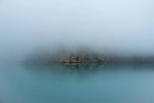 焦点を合わせて 湖の上に濃い霧と神秘的な朝の風景 — ストック写真