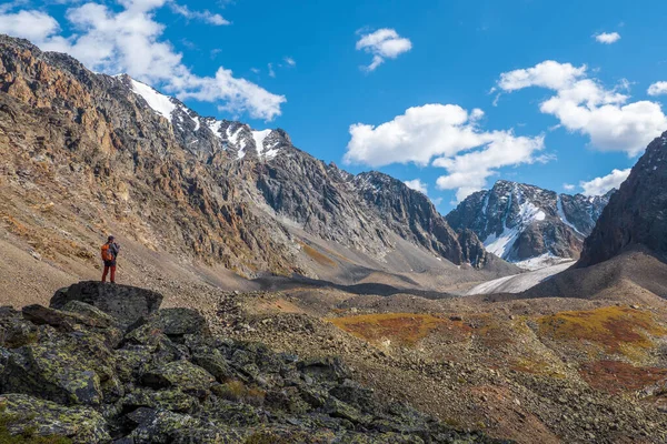 Fotógrafo Masculino Tira Uma Foto Outono Vida Selvagem Trekking Solo — Fotografia de Stock