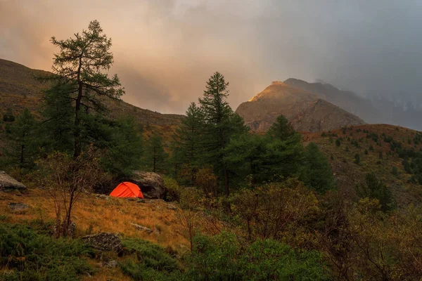 Camping Turístico Una Noche Oscura Lluviosa Acampar Una Meseta Otoño — Foto de Stock