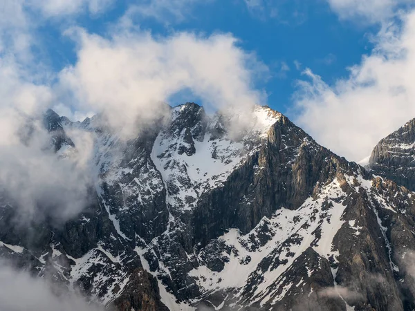 Белые Облака Над Высокими Горами Снежный Высокогорный Альпийский Ландшафт Покрытой — стоковое фото