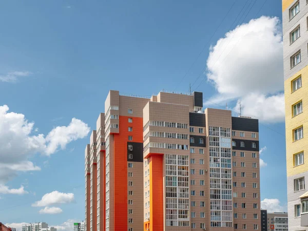 Modern Konstruktion Nytt Kvarter Vackra Nya Byggnader Färgad Vägg Bakgrunden — Stockfoto