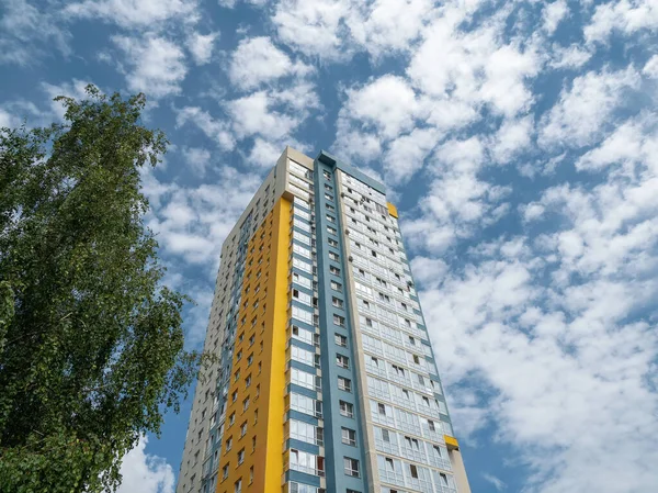 Moderne Beau Bâtiment Neuf Mur Coloré Sur Fond Ciel Nuageux — Photo