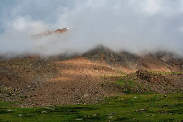 Dev Kayalık Dağların Arasında Dramatik Bir Sis Büyük Kayalıklara Hayali — Stok fotoğraf
