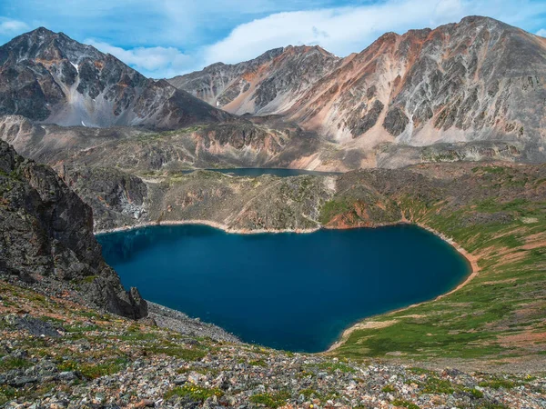 Amazing View Beautiful Blue Mountain Lake Bright Sun Heart Shape — Stok fotoğraf