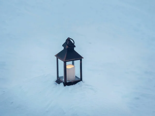 寒い冬の夜の雪の上に古いろうそくの提灯が立っています — ストック写真